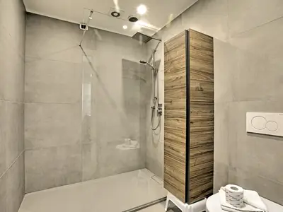 Badezimmer mit Dusche