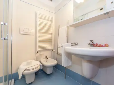 Badezimmer mit Dusche