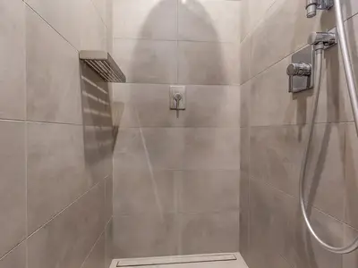 Badezimmer mit Dusche