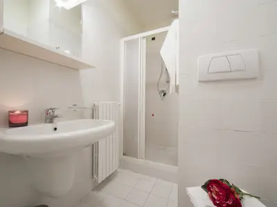 Badezimmer mit Dusche