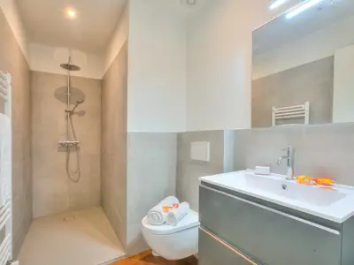 Badezimmer mit Dusche