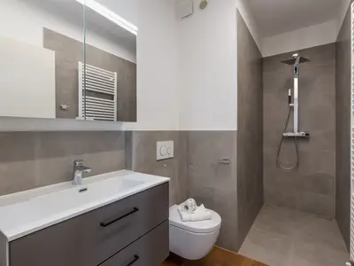 Badezimmer mit Dusche