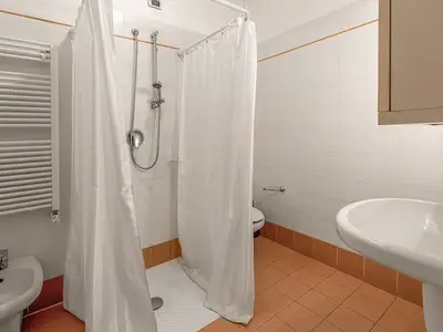 Badezimmer mit Dusche