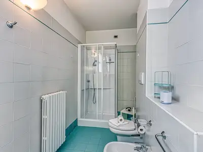 Badezimmer mit Dusche