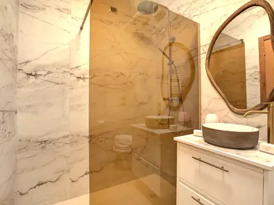 Badezimmer mit Dusche