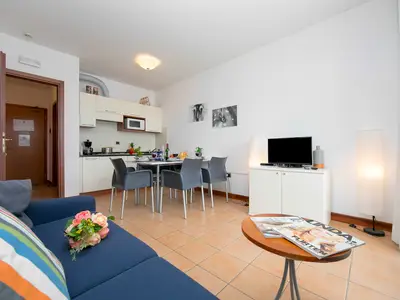 Wohnzimmer mit offener Küche