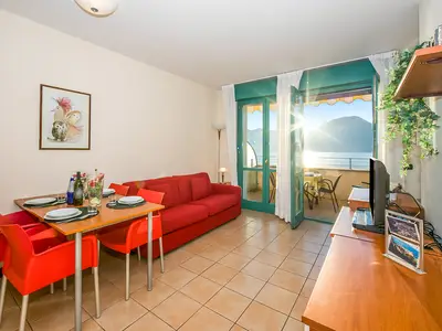 Wohnzimmer mit Zugang zum Balkon