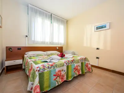 Schlafzimmer mit Doppelbett