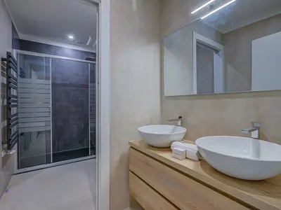 Badezimmer mit Dusche