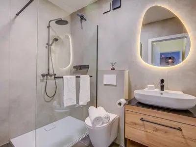 Badezimmer mit Dusche