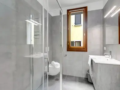 Badezimmer mit Dusche