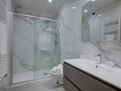 Badezimmer mit Dusche