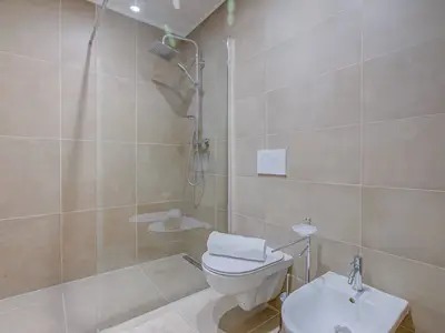 Badezimmer mit Dusche