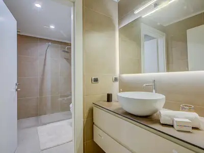 Badezimmer mit Dusche