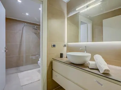 Badezimmer mit Dusche