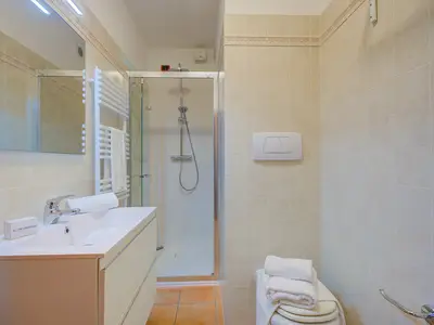 Badezimmer mit Dusche