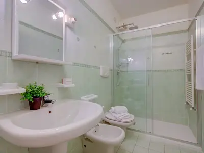 Badezimmer mit Dusche