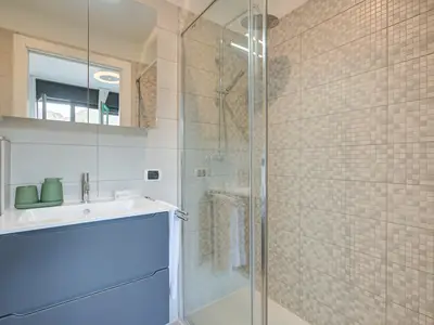 Badezimmer mit Dusche