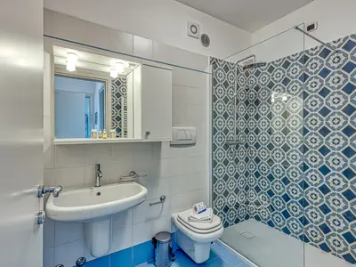 Badezimmer mit Dusche