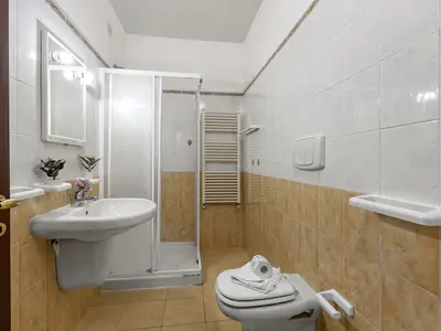 Badezimmer mit Dusche