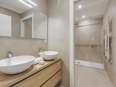 Badezimmer mit Dusche