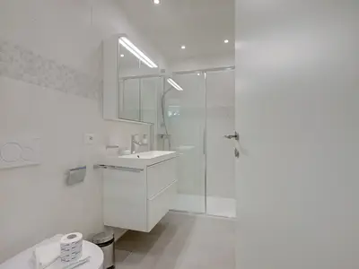 Badezimmer mit Dusche