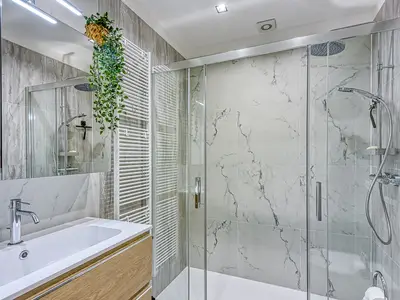 Badezimmer mit Dusche