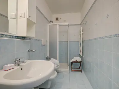 Badezimmer mit Dusche