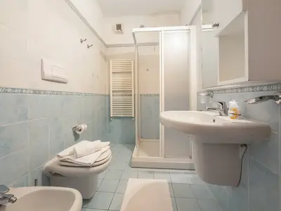 Badezimmer mit Dusche