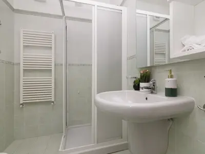 Badezimmer mit Dusche