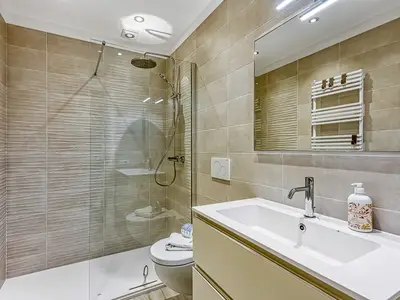 Badezimmer mit Dusche