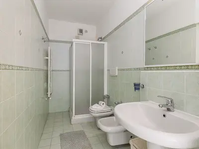 Badezimmer mit Dusche