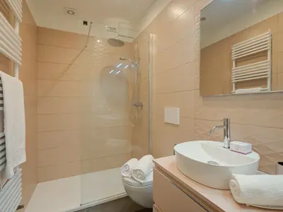 Badezimmer mit Dusche