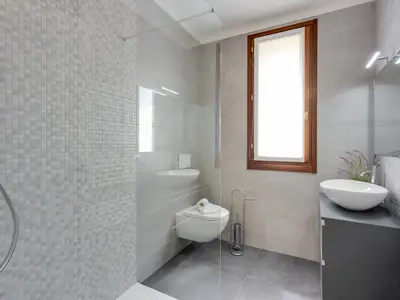 Badezimmer mit Dusche