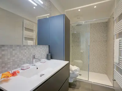 Badezimmer mit Dusche