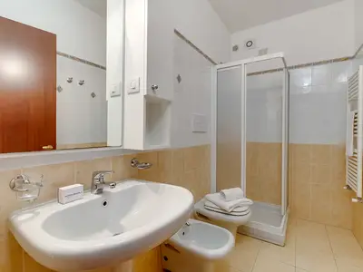 Badezimmer mit Dusche