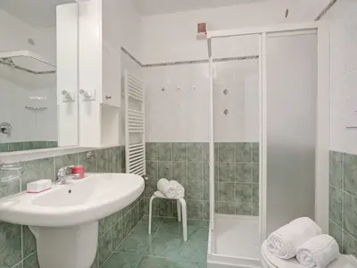 Badezimmer mit Dusche