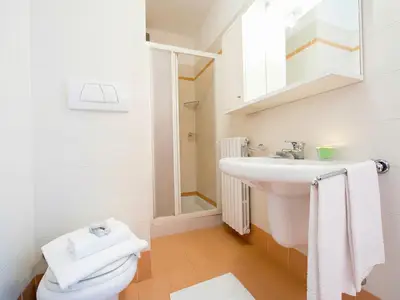 Badezimmer mit Dusche