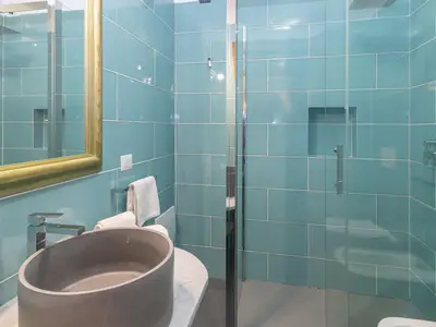 Badezimmer mit Dusche