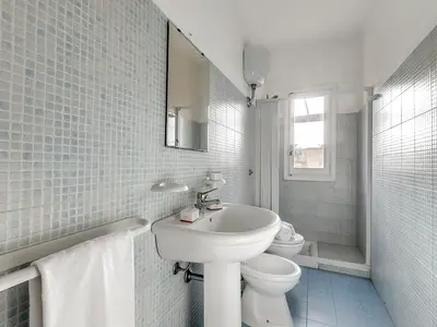 Badezimmer mit Dusche