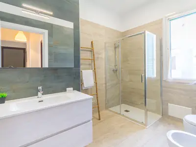 Badezimmer mit Dusche