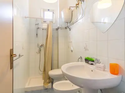 Badezimmer mit Dusche