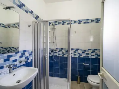 Badezimmer mit Dusche