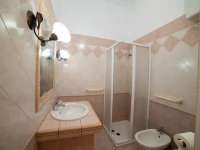 Badezimmer mit Dusche