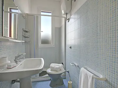 Badezimmer mit Dusche