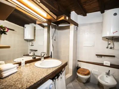 Badezimmer mit Dusche