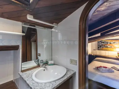 Badezimmer mit Dusche