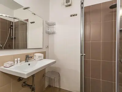 Badezimmer mit Dusche