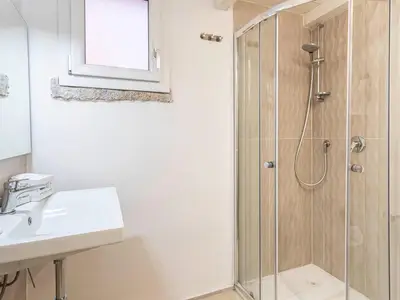 Badezimmer mit Dusche