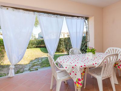 Überdachte Terrasse mit Tisch und Stühlen